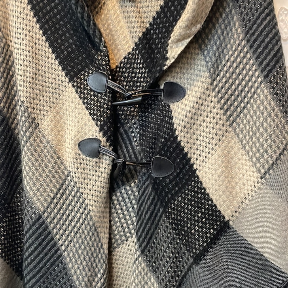 Accessory ST black,tan & gray double layer shawl, 2 latch/hook front, one size